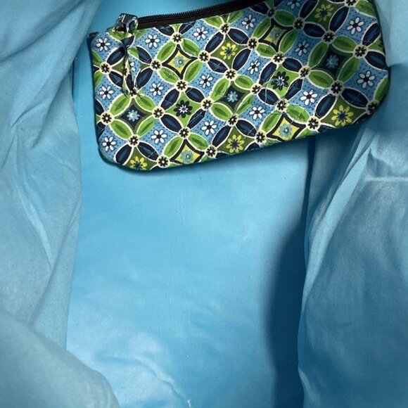 EUC Vera Bradley Overnighter bag in Daisy Daisy pattern with pouch - Picture 3 of 7